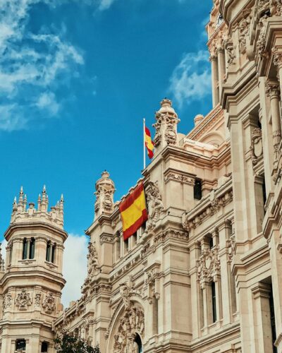 Edificio institucional de Madrid con la bandera de España