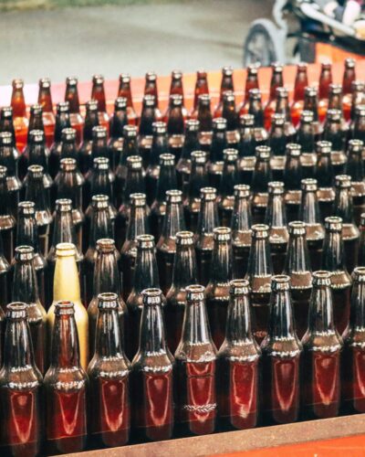 Hilera de botellas de vidrio, una destaca sobre las demás